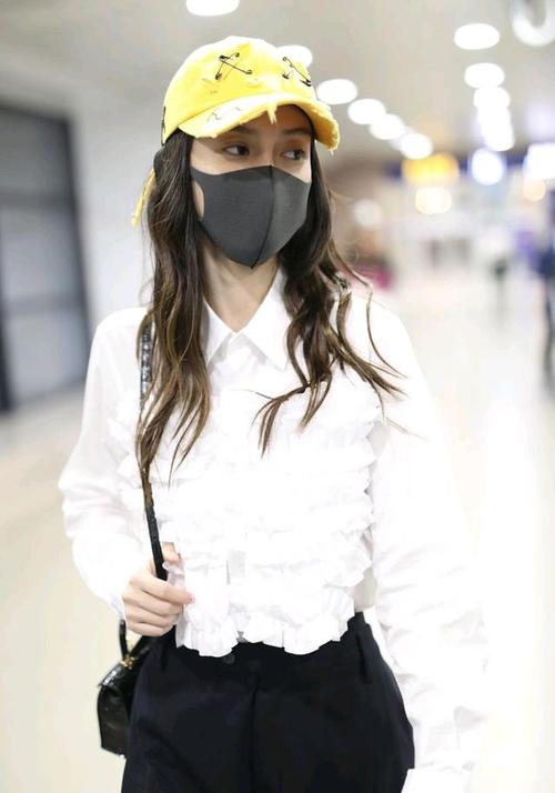 女神杨颖机场穿搭美出天际,跟着她学穿搭没有出,简约时尚.