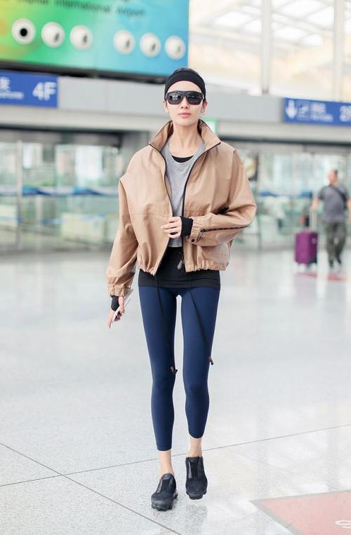 王紫璇街拍:lv抽绳收腰夹克紧身裤nike运动鞋 肩线