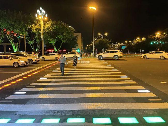 配合路口红绿灯变换颜色,在夜晚就像这样……"闪烁灯砖" 让斑马线更