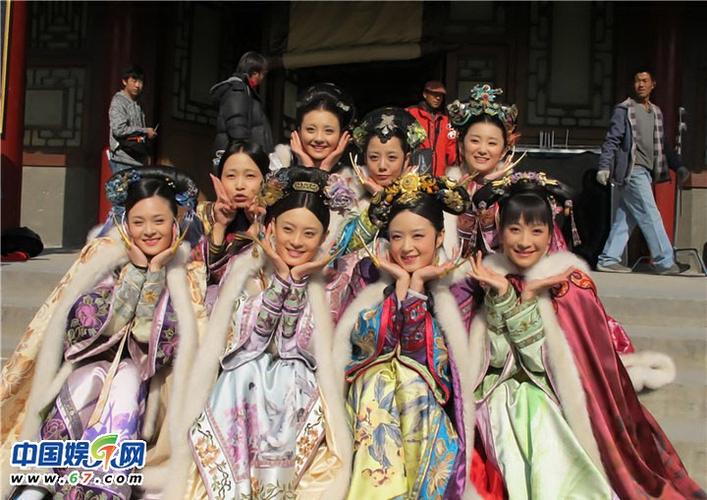 揭甄嬛传片场有爱花絮图 妃子后宫争艳斗美卖萌(组图)