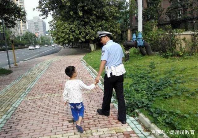 担心孩子被盯梢,家长要教孩子自我保护意识,明确"陌生