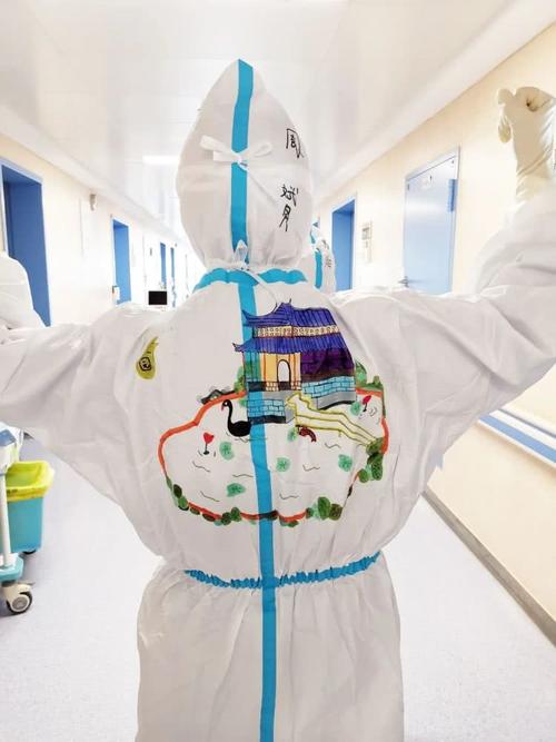 太仓护士,在防护服上画出"最美苏州"!
