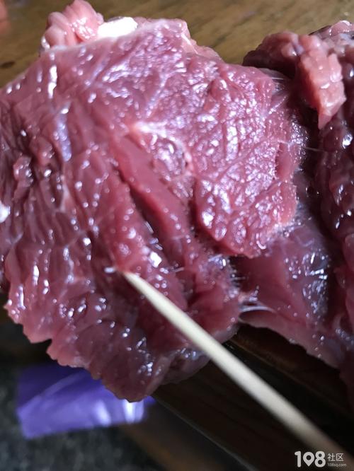 牛肉里发现好多白色米粒状的东西,像蛆虫一样能吃吗?