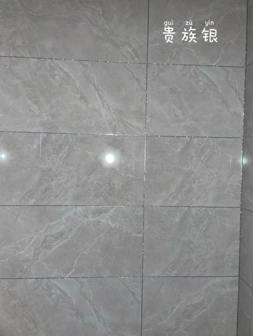 被很多装修博主的视频,照片种草,跟风装了深灰色瓷砖,搭配白色美缝剂