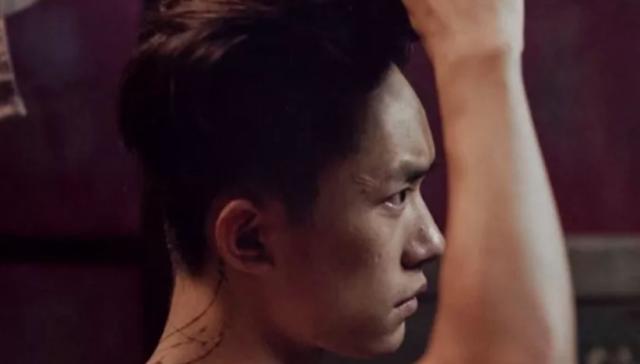 少年的你上映第35天,易烊千玺单手剃板寸头火了,眼神肌肉都是戏