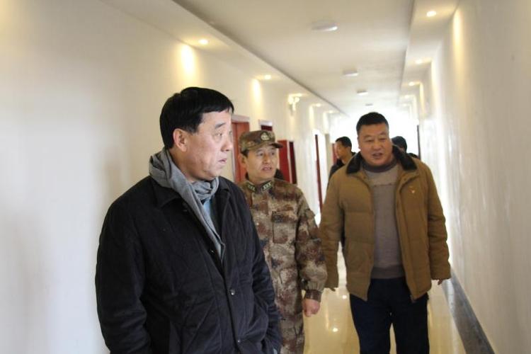 李局长陪同张旭政委,赵海涛同志查看事务局各个股室办公情况.