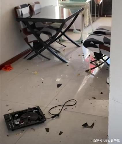 黑龙江省伊春一对夫妻竟然在春节团圆时吵架,摔东西