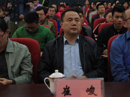 柳州市委秘书长崔峻参加报告会