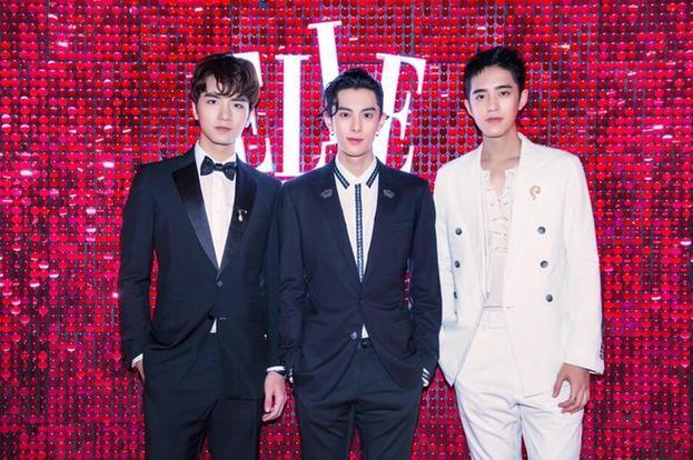 王鹤棣梁靖康吴希泽亮相elle时尚大典造型养眼尽展时尚品味