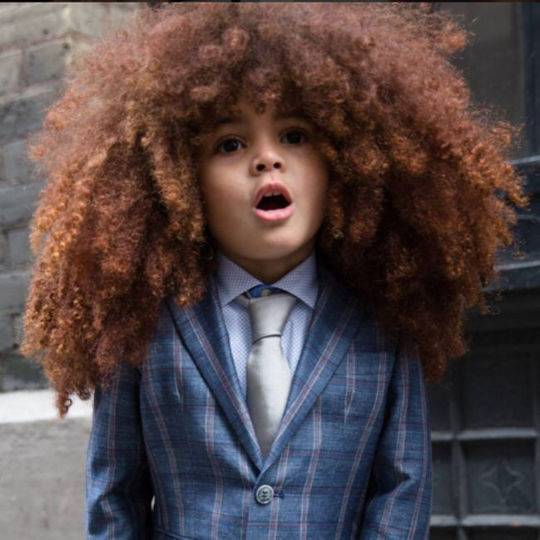 英国6岁男孩因天生"爆炸头"走红 网友:请分
