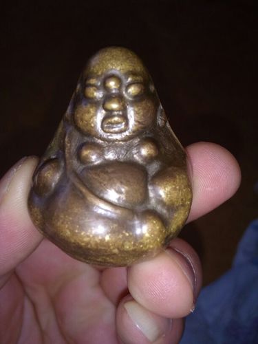 有一个弥勒佛,写着足金