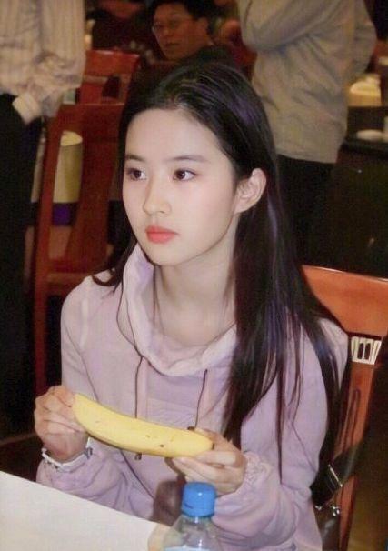 刘亦菲称上学时没人追当她18岁照片曝光后一般人没有这勇气