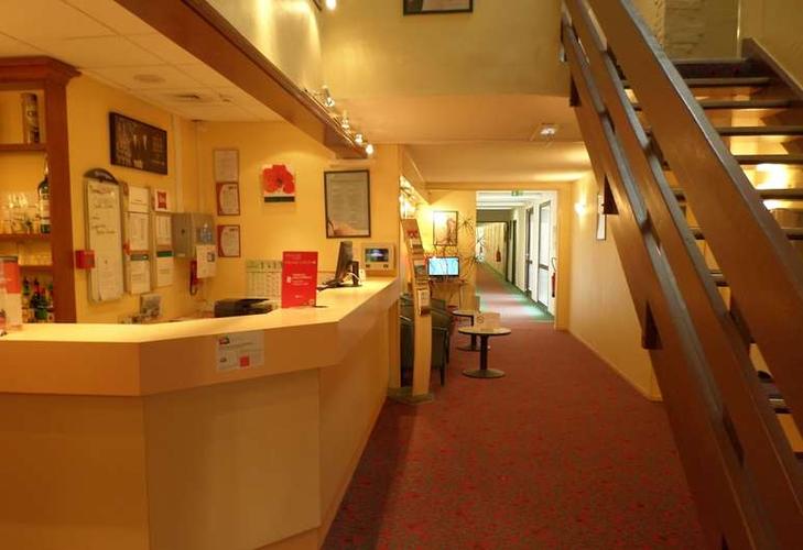 默伦宜必思酒店, melun, 前台