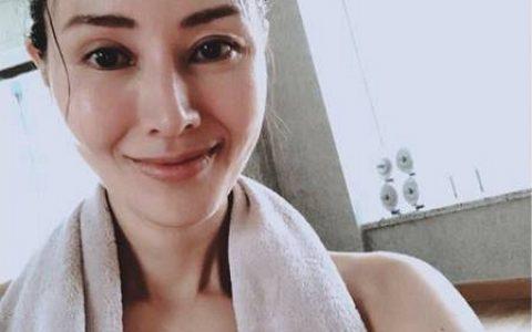 48岁李嘉欣晒健身照大秀好身材 素颜出镜皮肤白皙状态好