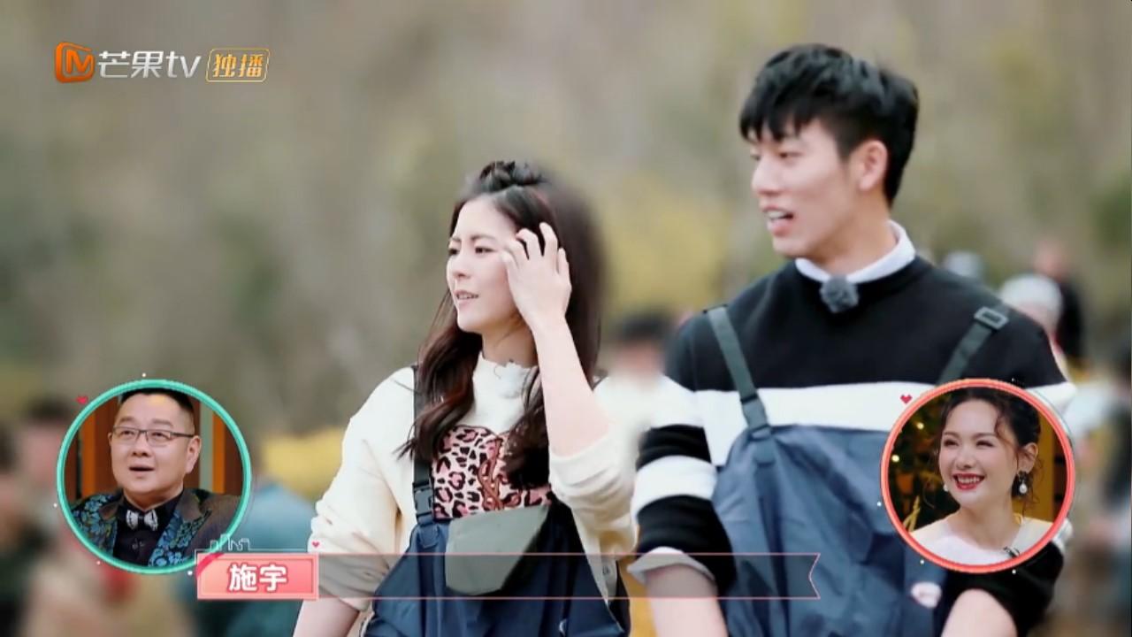 任容萱施宇大方牵手搭肩路人又神助攻张轩睿selina捕鱼闹笑话