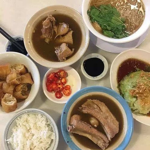 黄亚细肉骨茶是新加坡三大著名肉骨茶之一, 这三家开市的时间都不太一