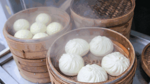 除了嗦粉,还有小店铺里的包子 上班的路上 吃一口热乎乎的蒸包 成了