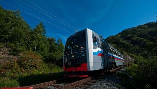 资料图:一辆列车行驶在西伯利亚铁路环贝加尔湖段.