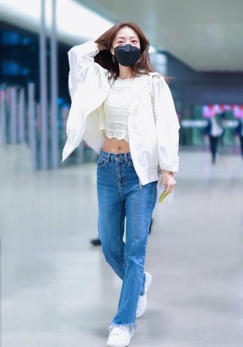 邓家佳终于高调一回,蕾丝露脐上衣配牛仔裤,精致腰线让人羡慕