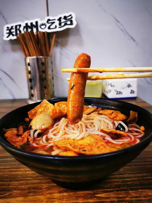 我点了一份二两粉 卤蛋 香肠的套餐 螺蛳粉里面的配菜都是最常见的 有