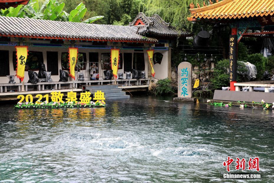 济南趵突泉持续喷涌18年月牙飞瀑奇观重现