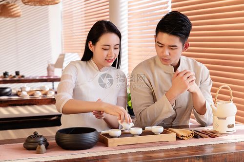 品茶的情侣