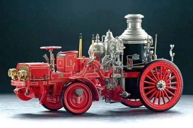 1910年,德国成功制造了世界上第一辆用内燃机既驱动汽车也驱动消防泵