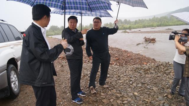 鄂伦春旗政府副旗长孟海平到甘河镇视察防汛工作
