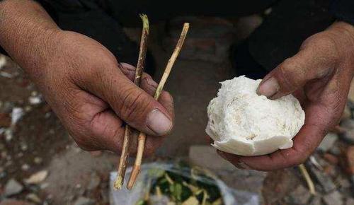 父母吃馒头就咸菜,儿子却一身名牌请客吃饭:都是穷家富养造的孽