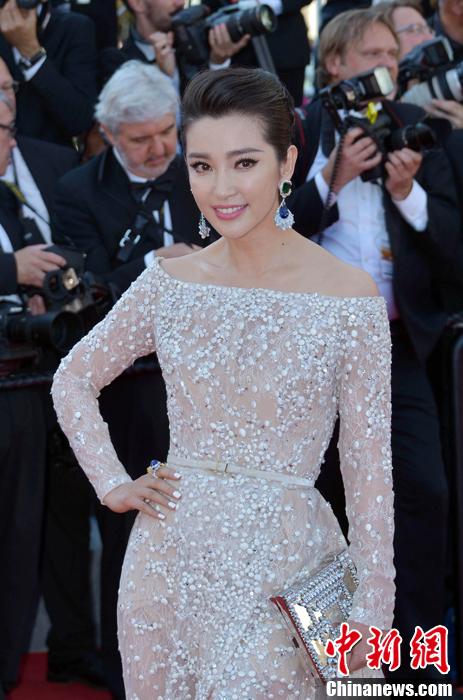 全智贤深v优雅亮相戛纳李冰冰透视装性感迷人