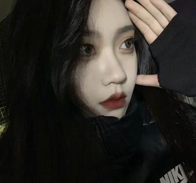 高清拿气球女生头像