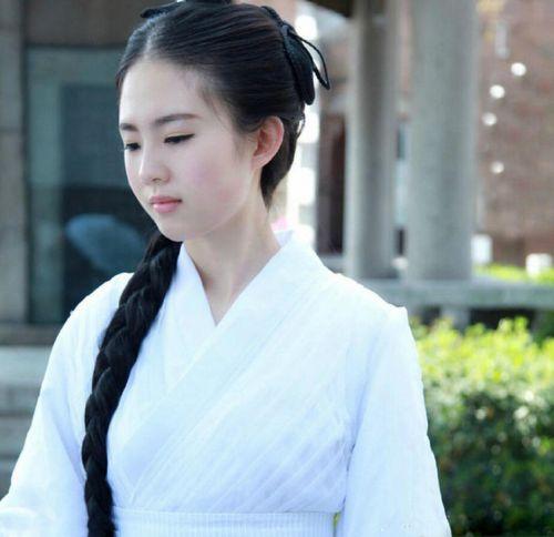 武汉体院女生神似刘亦菲 cos小龙女清纯可人