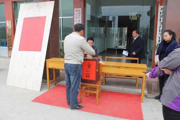 观山湖区 正文      5日早上11时,在窦官村村民委员会大楼前,朱昌镇