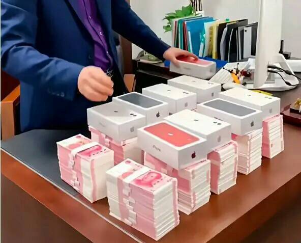 广东老板发巨额现金苹果手机给员工办公桌全是钞票普工乐了