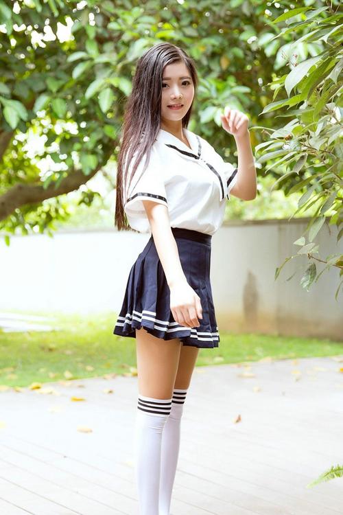 日本美女学生妹大胆学生制服诱惑美腿写真