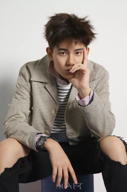 1月12日,青年演员胡先煦在微博发文配以不同时期照片,感谢了光线经纪