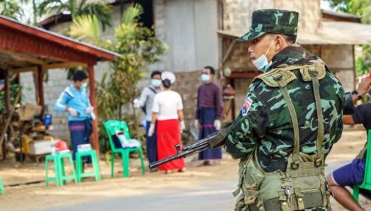 缅甸边境妙瓦底军方边防军持枪街头排排站局势紧张