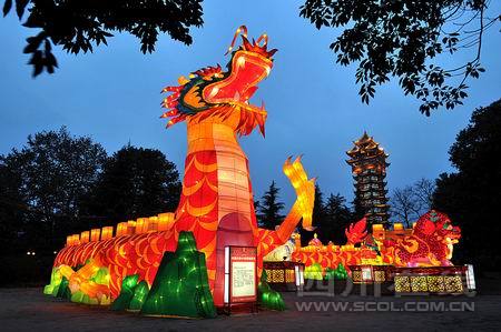 成都塔子山公园灯会全面试灯:龙元素丰富年味足