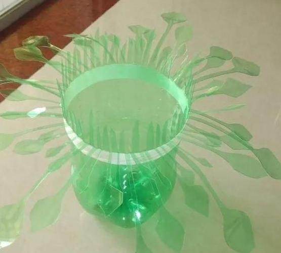 好看的花盆太贵怎么办?自己动手剪剪塑料瓶,既能省钱又贼漂亮