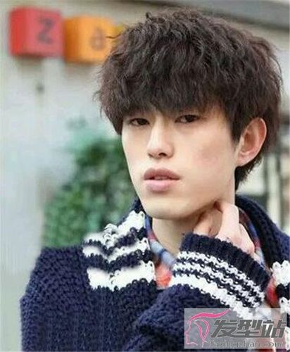 烫发 >> 男生烫发种类有哪些 帅气型男烫发爆款   锡纸烫   烫出来微