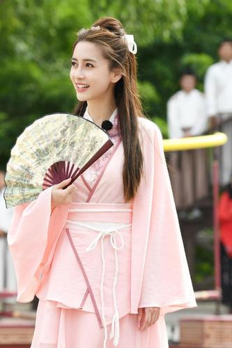 baby跑男绝美古装出镜,一袭粉色长裙变身小公主,真是