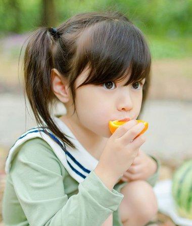 小孩梳发型方法图片[儿童发型]标签:小孩扎辫子女童发型儿童发型绑扎