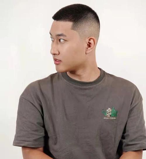 美式寸头和我们的板寸有点像,但板寸是三面光,意思就是鬓角和后面全部