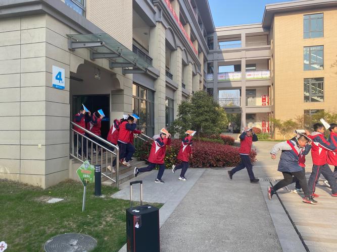 珍爱生命防范未然伯乐中学迈化路校区举行应急疏散演练