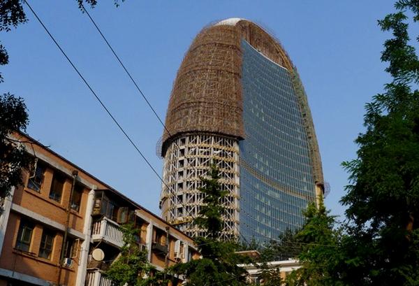 稍稍变换下角度,大楼造型很正常  2013年10月12日,人民日报新楼安装金