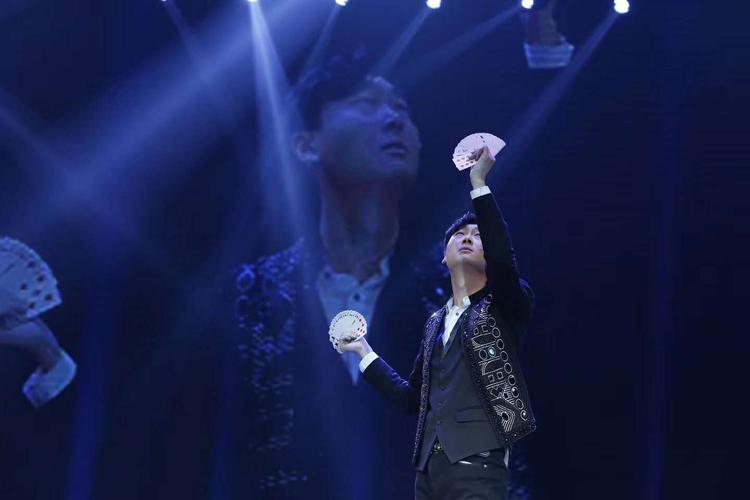 欧洲美洲18国巡演,16年魔术生涯不忘初心——央视魔术师那笑男