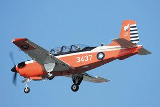 中新网1月27日电 综合台湾媒体报道,26日下午,台湾空军一架t34教练机
