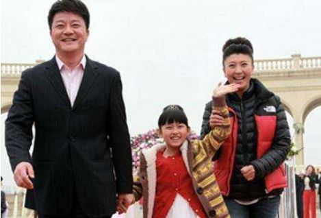 每天都过得非常愉快,丈夫有这么强大的经济实力,而闫学晶在嫁人之后也