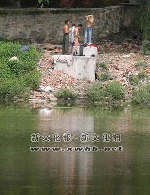 四男人大白天当着众多游客在公园里裸泳(图)