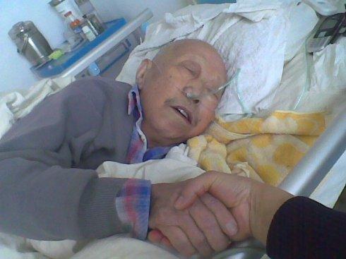 在父亲病床前给他老人家说话时紧紧抓住我的手